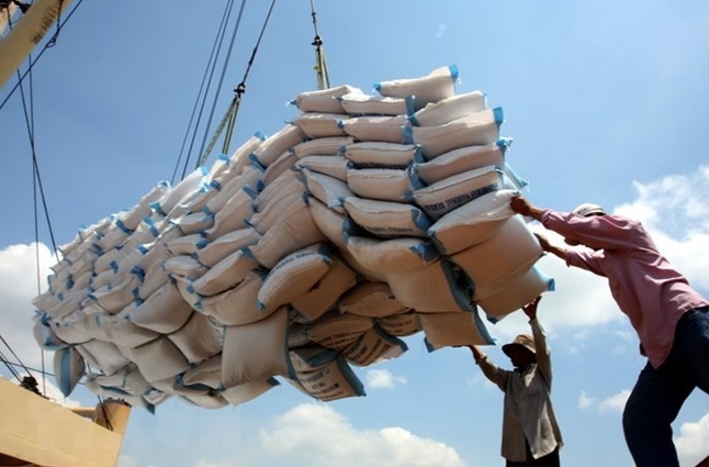 Rice sacks are loaded for transportation. (Photo: VNA)