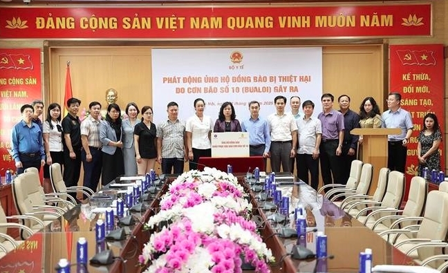 Minister of Health Dao Hong Lan and ministry staff present donations from the ministry to the VFF Central Committee (Photo: VNA)