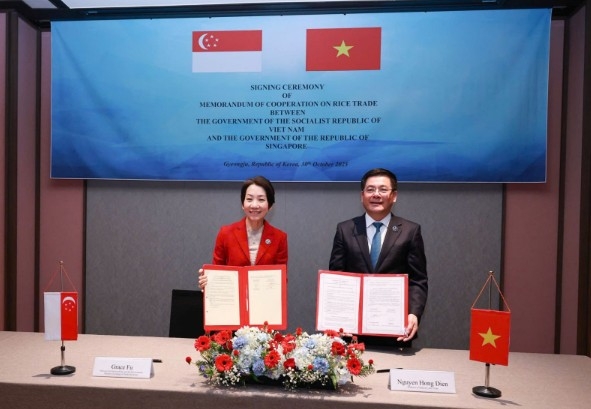 Vietnamese Minister of Industry and Trade Nguyen Hong Dien and Singapore’s Minister for Sustainability and the Environment and Minister-in-Charge of Trade Relations Grace Fu at the signing ceremony (Photo: moit.gov.vn)