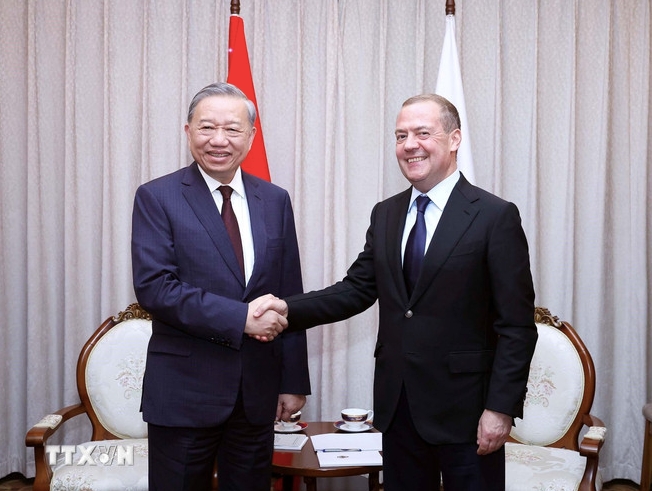 Vietnamese Party General Secretary To Lam (L) and Chairman of the United Russia Party and Vice Chairman of the Security Council of Russia, Dmitry Medvedev, during their meeting in Pyongyang on October 10. (Photo: VNA)