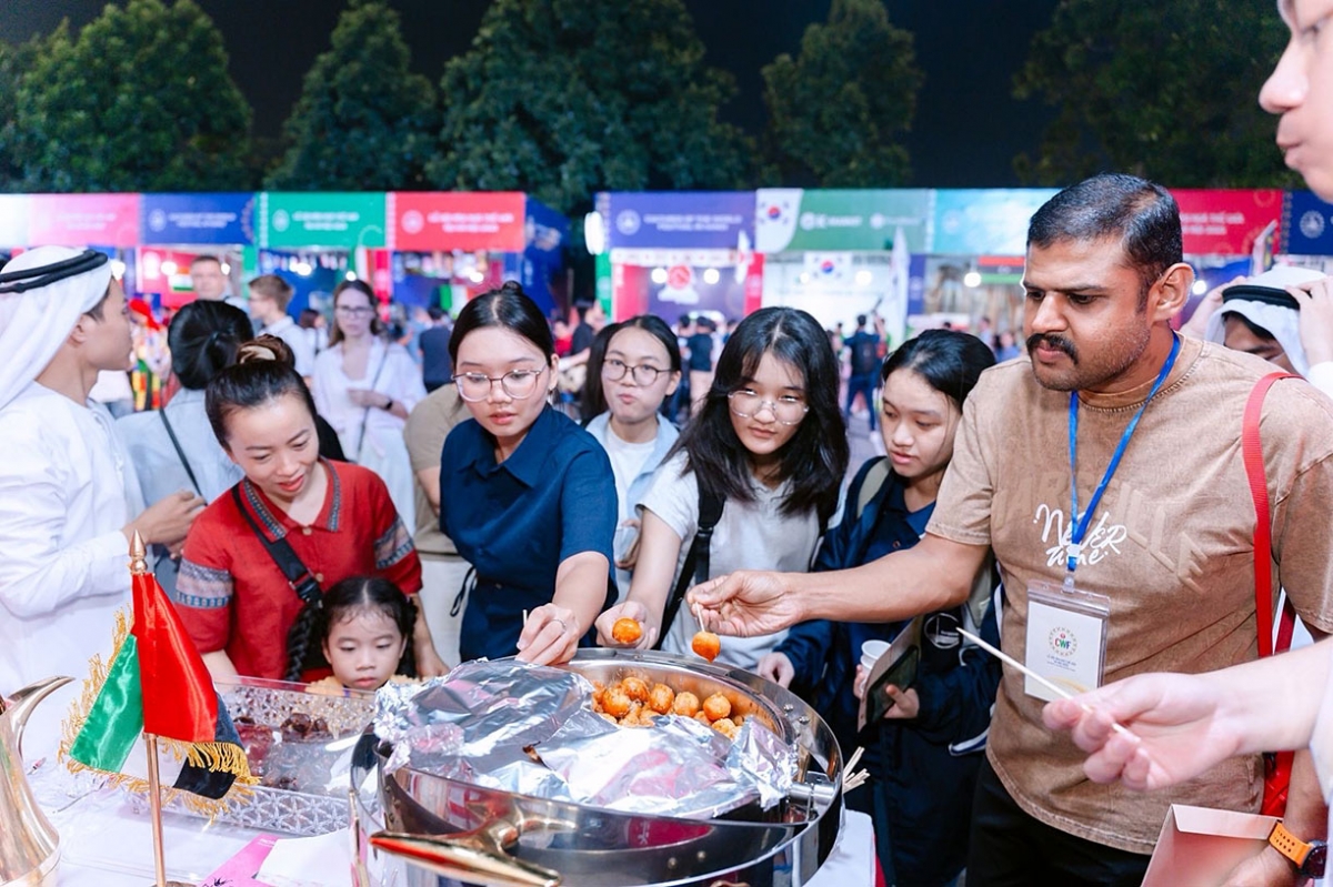 The UAE Pavilion dazzles visitors with dance and flavours at the festival