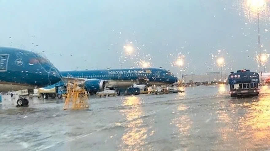Vietnam Airlines has announced the cancellation or rescheduling of nearly 20 flights to and from Hue and Da Nang on October 22-23, due to the impact of Typhoon Fengshen