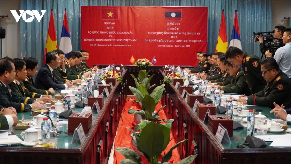 Lieutenant General Khamliang Outhakaysone, Minister of National Defence of Laos, and General Phan Van Giang, Minister of National Defence of Vietnam, hold talks in Vientiane on October 14