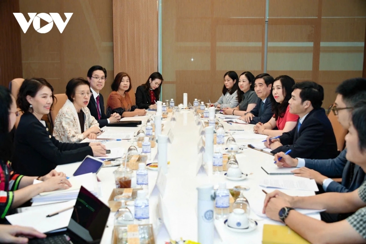 Vietnamese Deputy Minister of Foreign Affairs Le Thi Thu Hang and Permanent Secretary for Foreign Affairs under the Thai Ministry of Foreign Affairs Eksiri Pintaruchi hold a working session in Bangkok, Thailand, on October 9