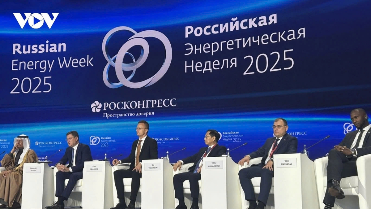 International delegates attend the forum