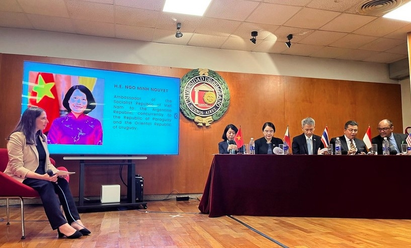 Vietnamese Ambassador to Argentina Ngo Minh Nguyet speaks at the ASEAN seminar in Buenos Aires
(Photo: VNA)