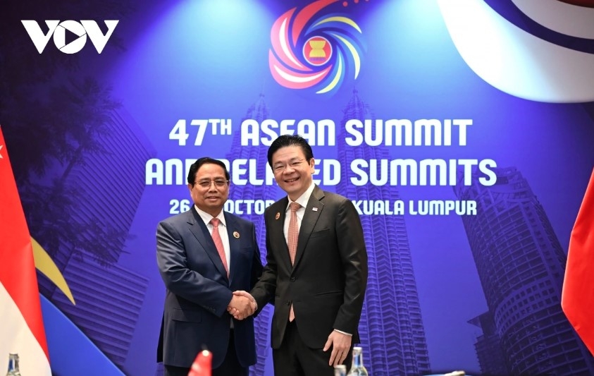 Vietnamese PM Pham Minh Chinh and his Singaporean counterpart Lawrence Wong hold 2nd annual meeting on October 28, 2025, in Kuala Lumpur, Malaysia