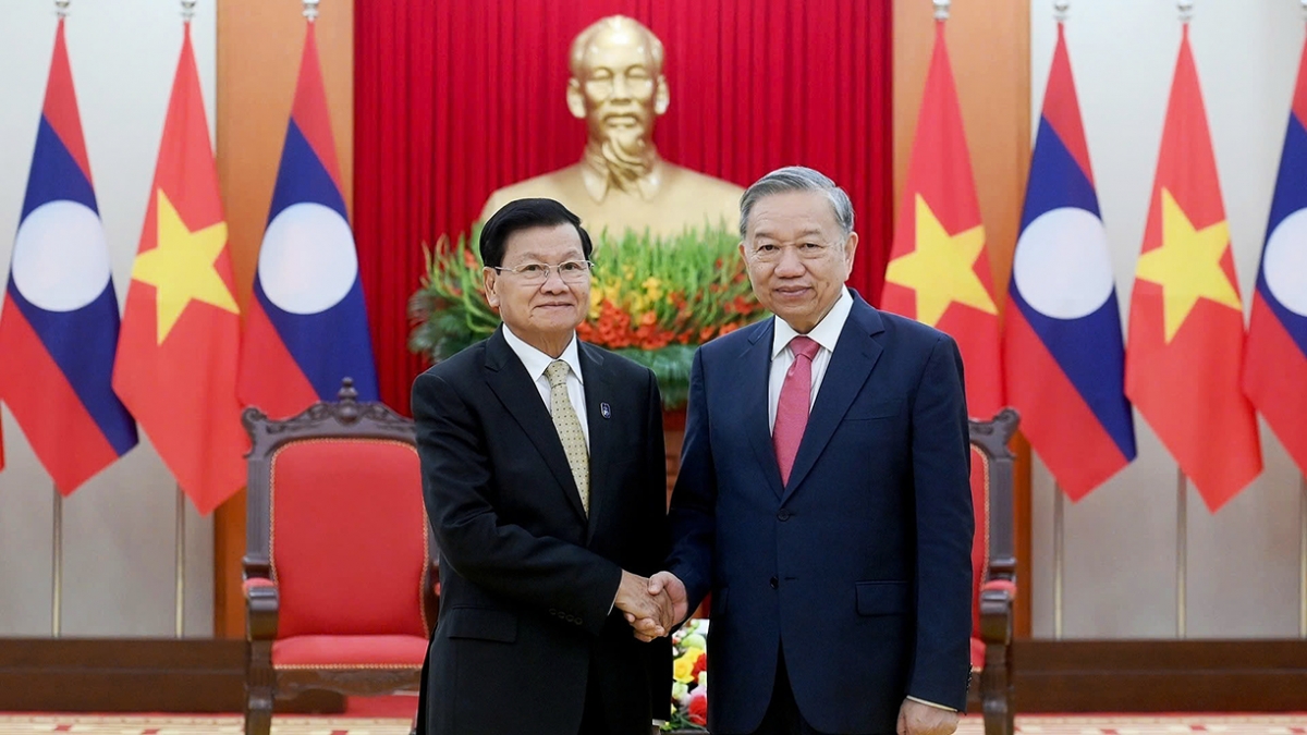 Vietnamese Party General Secretary To Lam (R) meets with Lao Party General Secretary and President Thongloun Sisoulith in Hanoi on October 25, 2025