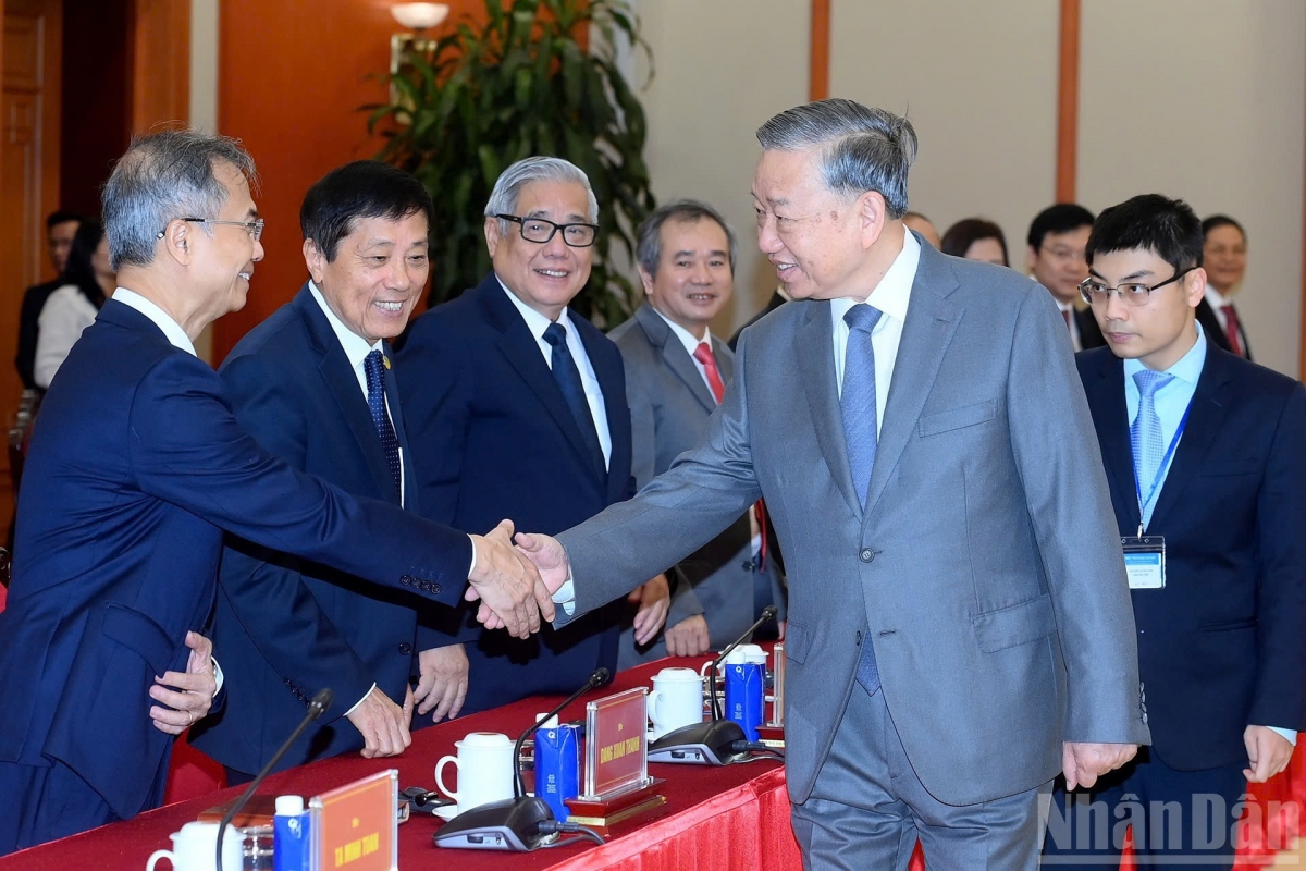 Vietnamese Party General Secretary To Lam receives scholars to the seventh International Conference on Vietnam Studies in Hanoi on October 26. (Photo: nhandan.vn)
