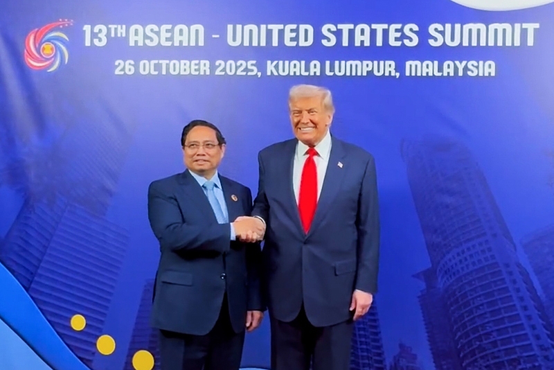 Vietnamese Prime Minister Pham Minh Chinh (L) and US President Donald Trump meet in Kuala Lumpur, Malaysia, on October 26. (Photo: VGP)