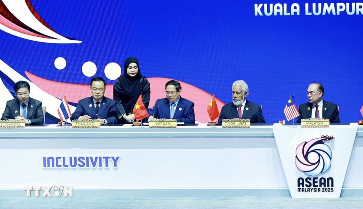 Vietnamese Prime Minister Pham Minh Chinh (third from left) signs the declaration on the admission of Timor Leste into ASEAN at the 47th ASEAN Summit in Kuala Lumpur, Malaysia, on October 26. (Photo: VNA)