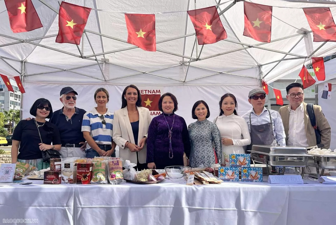 Vietnamese Ambassador to Greece Pham Thi Thu Huong and guests at the Vietnamese booth during the Piraeus Taste Festival 2025. (Photo: baoquocte.vn)