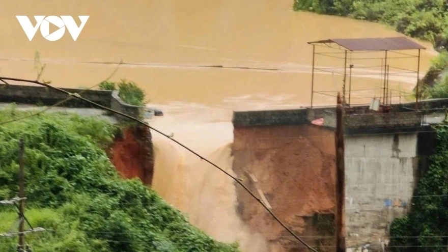 A section of the Bac Khe Hydropower Plant dam has been breached due to excessive water pressure flowing into the plant's reservoir