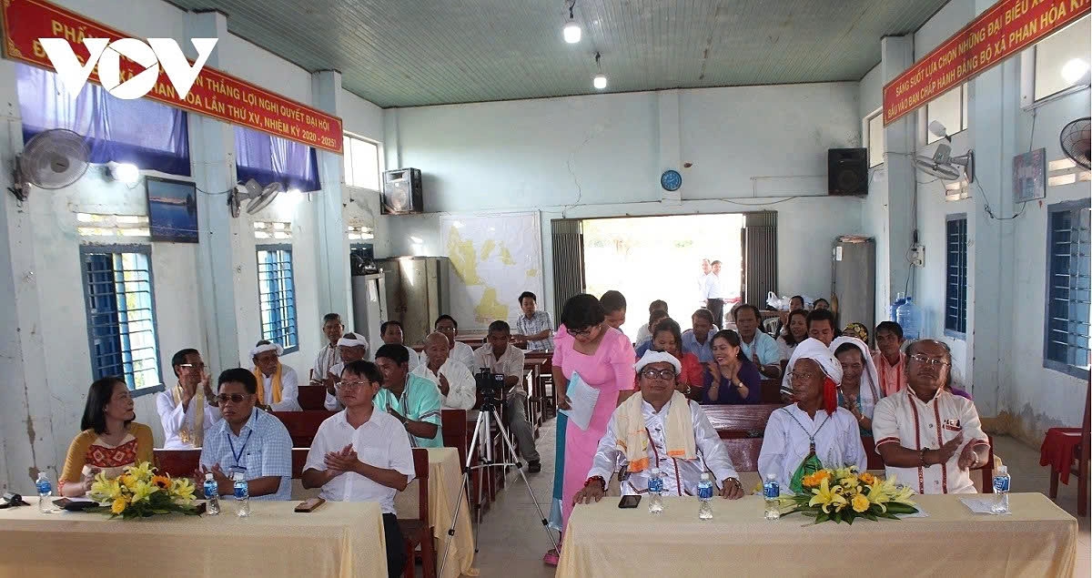 A community class teaching the art of Ariya singing in Binh Thuan