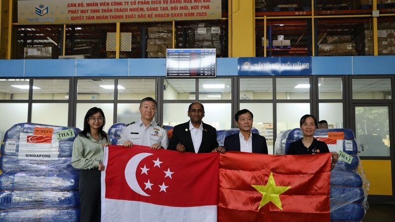 Representatives of Vietnam’s Ministry of Agriculture and Environment receives the relief shipment at Noi Bai International Airport on October 25. (Photo: congthuong.vn)