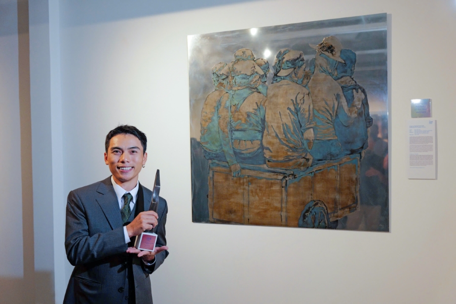 Artist Cao Van Thuc is announced as the top winner of the UOB Painting of the Year (POY) Vietnam for his lacquer painting titled "Gắn kết tạm thời". (Image source: nld.com.vn)