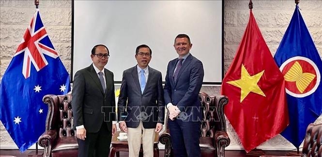 Vietnamese Ambassador to Australia Pham Hung Tam (middle), Head of Corporate Affairs at SunRice Group, Anthony McFarlane (right) and Lao Ambassador to Australia Chatoulong Bouasisavath pose for a group photo (Photo: VNA)