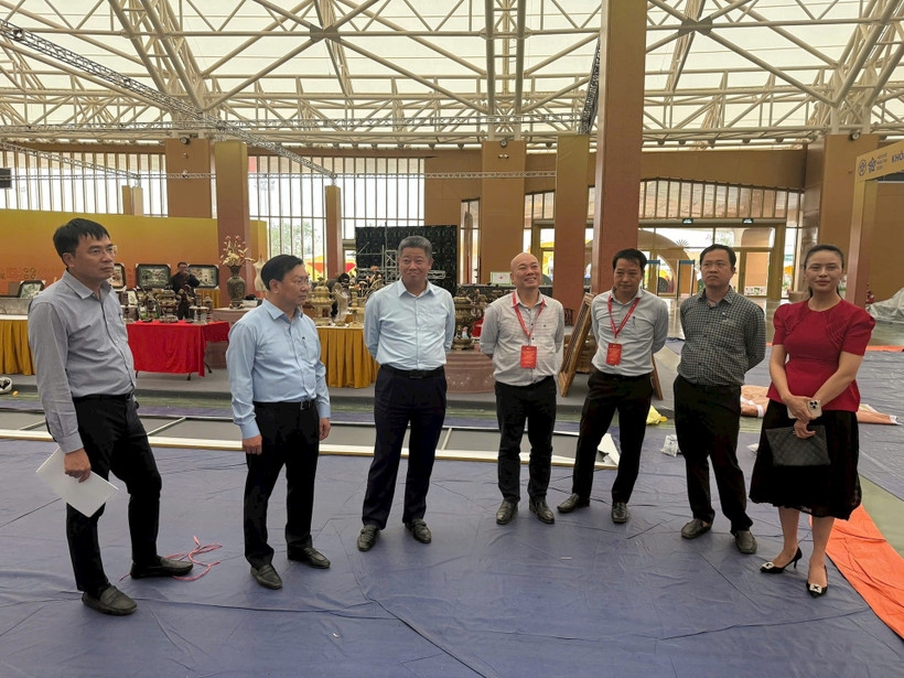 Vice Chairman of the Hanoi People's Committee Nguyen Manh Quyen (third from left) inspects the preparations of the space for promoting and showcasing Hanoi’s outstanding industrial and commercial products at the Autumn Fair 2025 on October 23. (Photo: VNA)