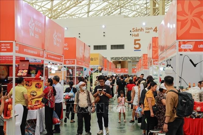 People visit the Autumn Fair 2025 at the Vietnam Exposition Centre in Dong Anh commune, Hanoi. (Photo: VNA)
