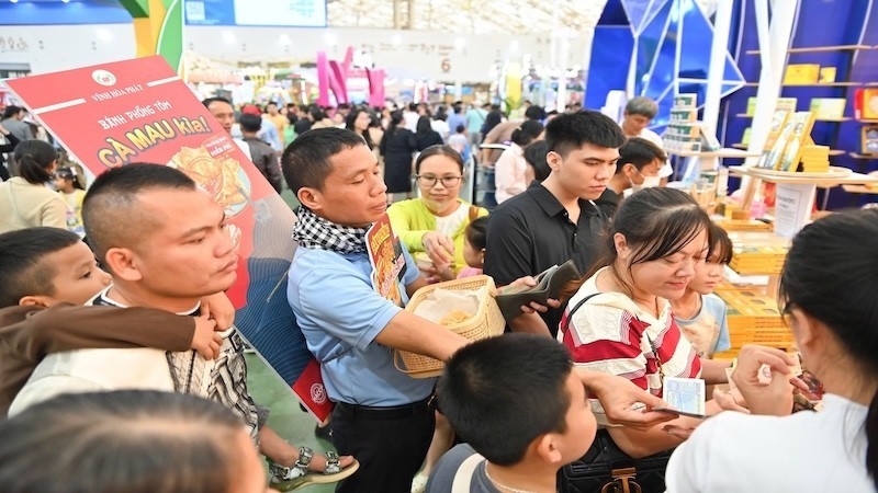 Booths at the Autumn Fair 2025 attract crowds. (Photo: nhandan.vn)