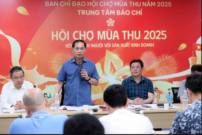 Deputy Prime Minister Bui Thanh Son (centre) chairs a meeting on the progress of construction and organisation of the Autumn Fair 2025. (Photo: VNA)