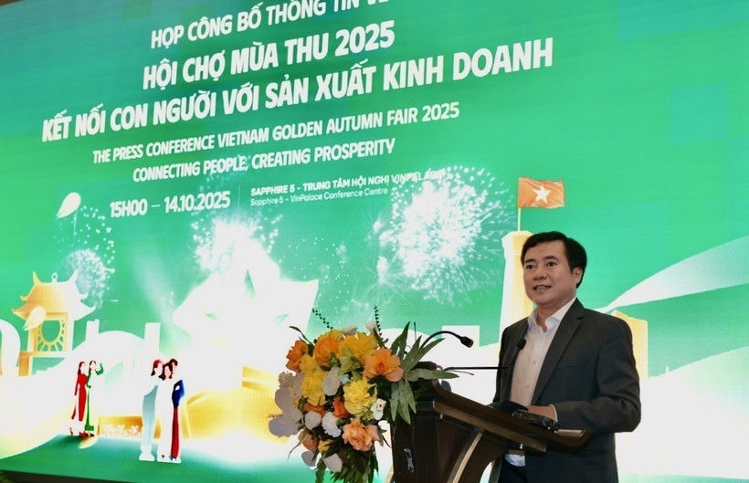 Deputy Minister of Industry and Trade Nguyen Sinh Nhat Tan speaks at the press conference on October 14. (Photo: VNA)