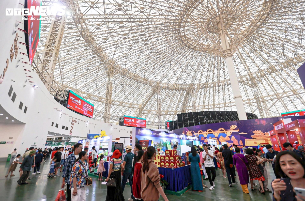 The Autumn Fair 2025 in Hanoi becomes a special gathering spot for Vietnamese culture enthusiasts amid a vibrant 130,000 m² autumn-themed venue.
