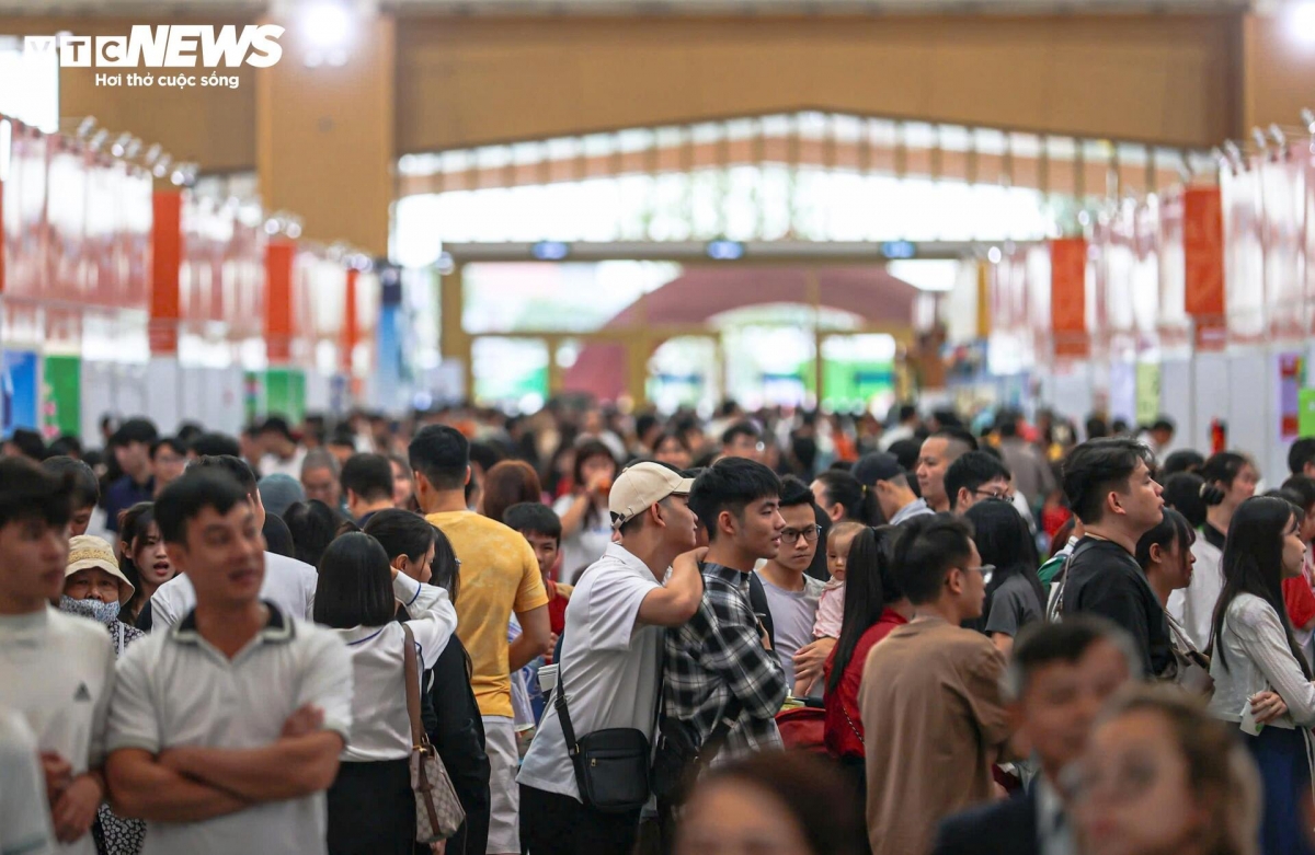 The fair is divided into five themed zones showcasing Vietnam’s autumn culture, Hanoi’s autumn highlights, family activities, Vietnamese cultural heritage, and industry-commerce-services, plus a food zone featuring specialties from 34 localities.