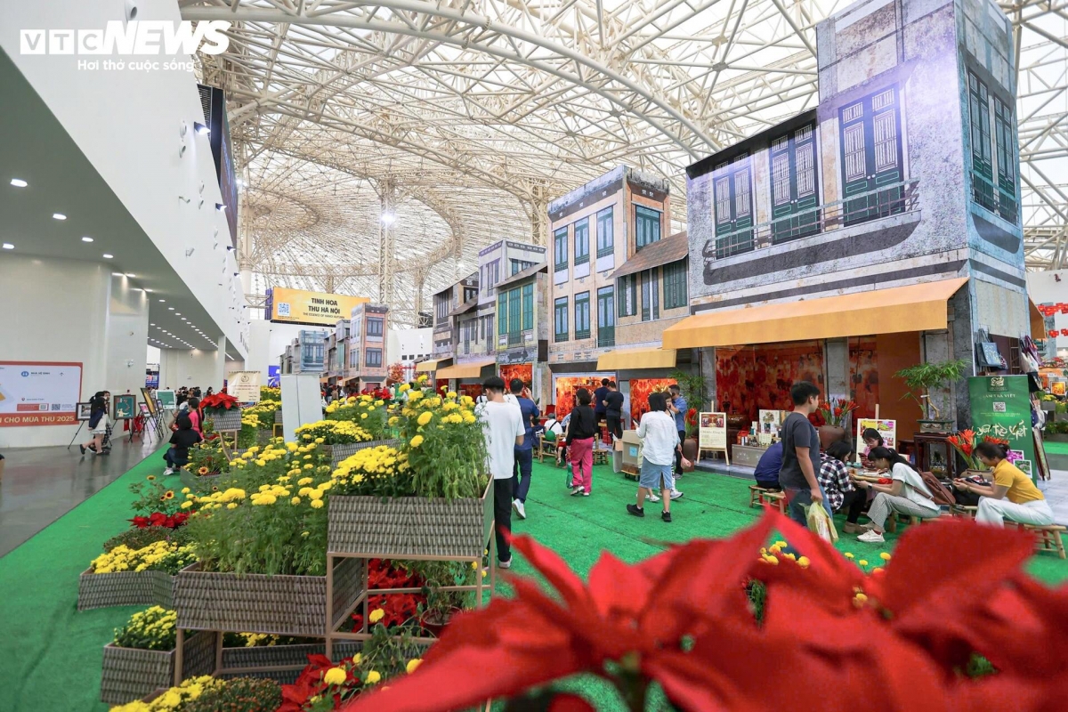 The standout feature among hundreds of stalls is the “Tinh hoa thu Hanoi” recreated ancient street, gathering dozens of traditional craft artisans and bringing the spirit of old Thang Long to visitors.