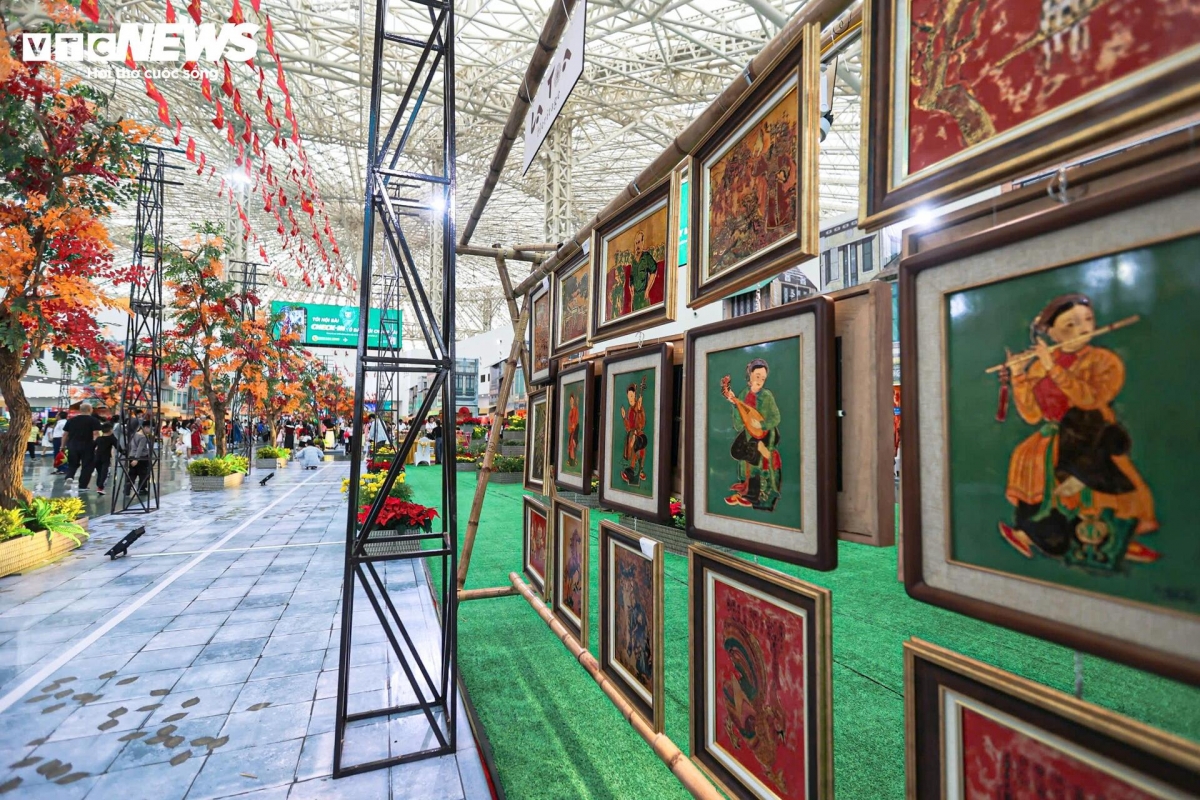 The small stalls are arranged to resemble the old houses of Hang Dao, Hang Gai, and Hang Thiec streets.