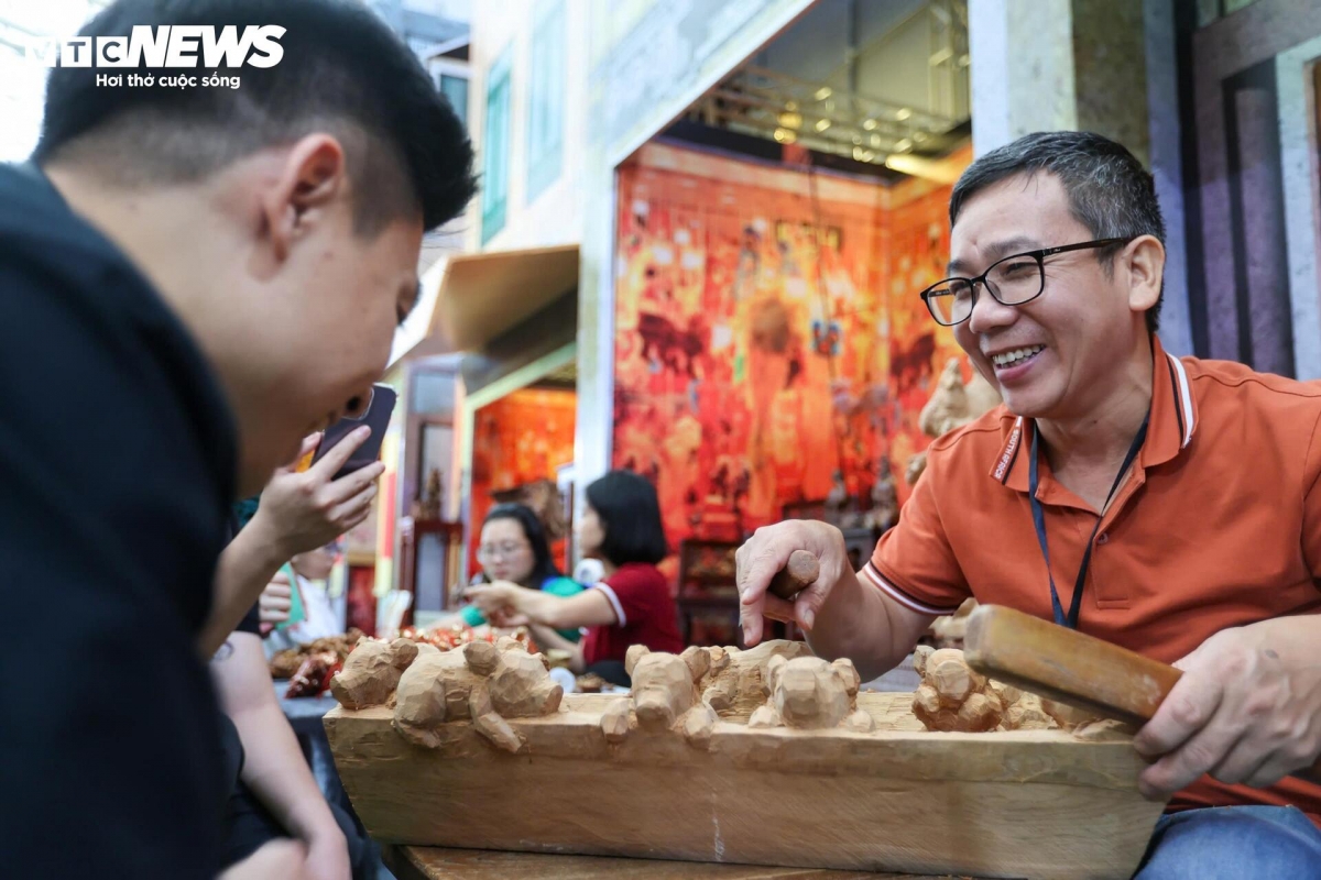 The sound of hammers, knives, and scissors from the artisans blends with the festival music, creating a lively “craft street” atmosphere at the heart of the year’s largest trade event.