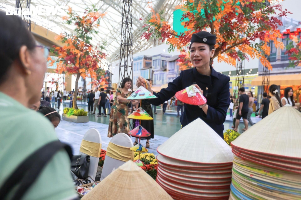 “I have been making Chuong village conical hats for over 40 years, but this is the first time I’ve been able to bring the village’s craftsmanship to such a large-scale space,” said a female artisan from Thanh Oai as she carefully arranged the hat brims.
