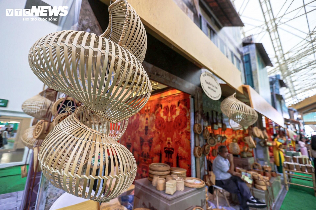 Phu Vinh rattan and bamboo products are showcased at the fair