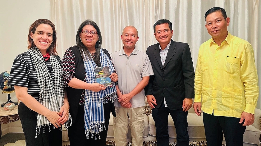 Venezuelan Deputy Minister of Foreign Affairs for Asia, Middle East and Oceania Tatiana Pugh Moreno (second from left) poses for a photo with the Vietnamese delegation 