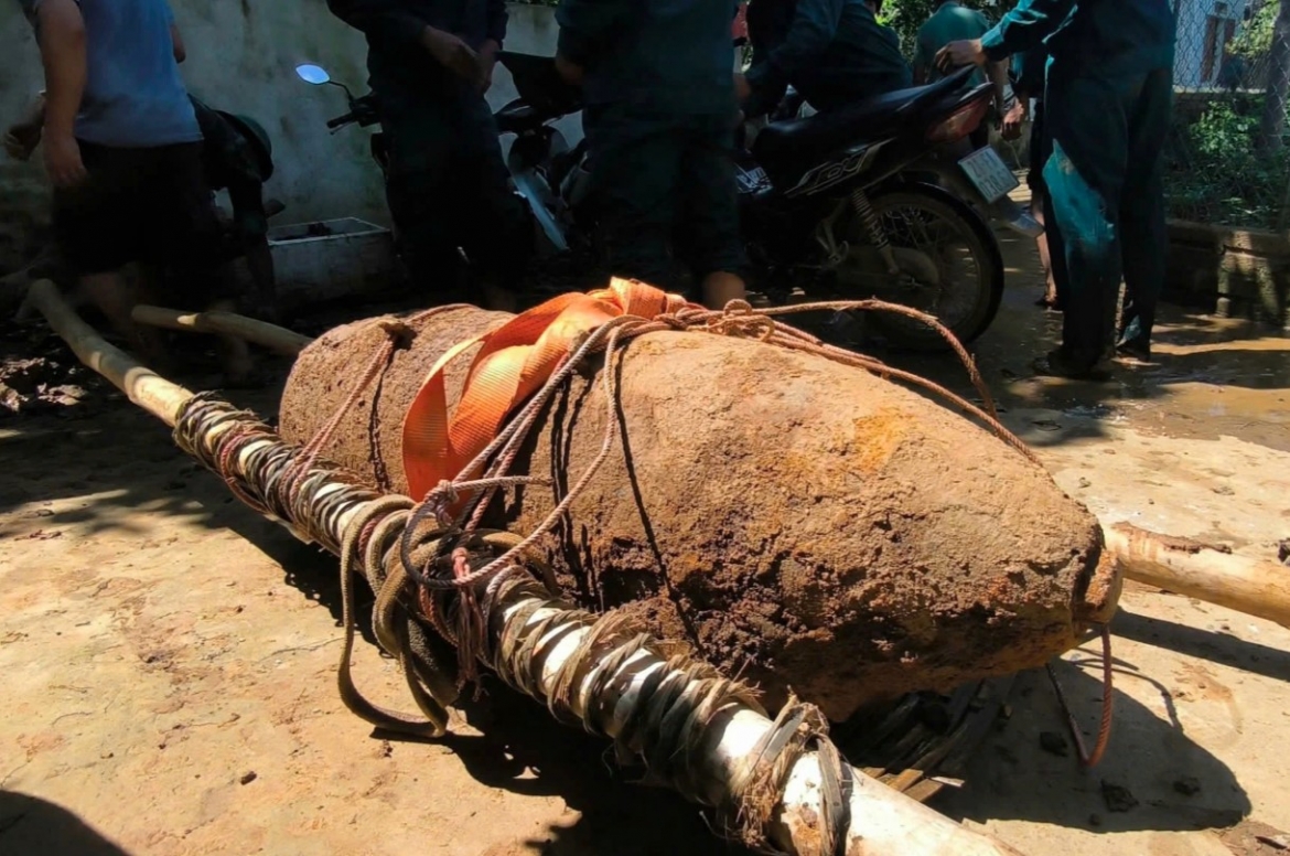 The bomb found by local residents in Dong Cuong commune, Lao Cai province (Image source: dantri.com.vn)