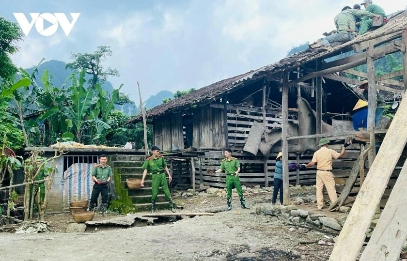 Border guards and police officers help the poor in border areas rebuild their makeshift or dilapidated houses