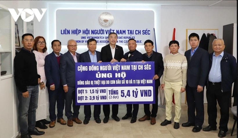 The Union of Vietnamese Associations in the Czech Republic presents VND5.4 billion to the representative of the Central Committee of the Vietnam Fatherland Front.