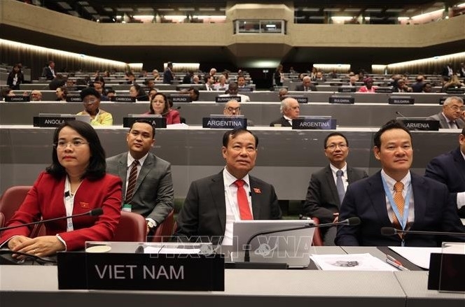 Le Tan Toi (center), Chairman of the National Assembly’s Committee for National Defence, Security and External Affairs, and the Vietnamese delegation attend the 151st Assembly of the Inter-Parliamentary Union (Photo: VNA)