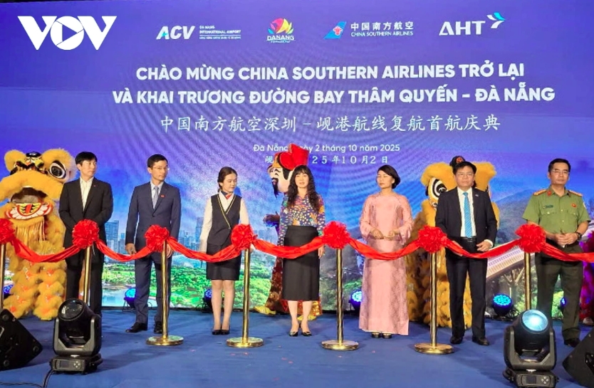 Delegates cut the ribbon to inaugurate the Shenzhen – Da Nang route