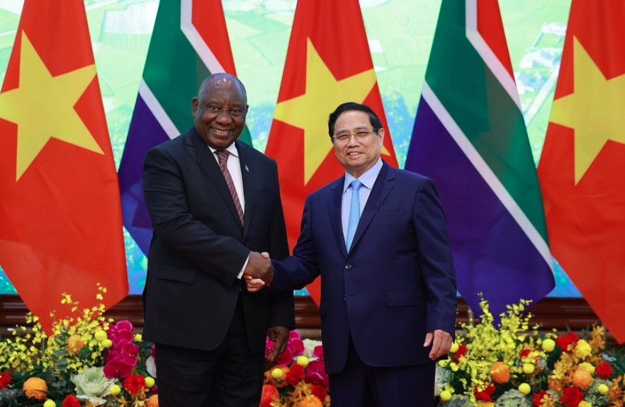 Prime Minister Pham Minh Chinh (right) meets with South African President Matamela Cyril Ramaphosa on October 23, 2025 in Hanoi. (Photo: VNA)
