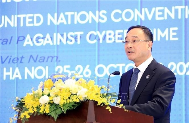 Deputy Minister of Public Security Senior Lieutenant General Pham The Tung addresses the policy discussion in Hanoi on October 26. (Photo: VNA)