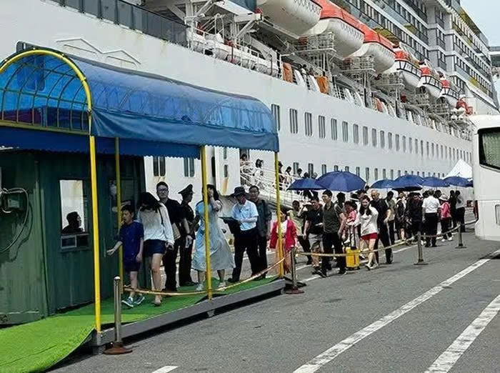 Adora Mediterranea brings nearly 2,500 Chinese visitors to Da Nang. (Image source: doanhnghiepvn.vn)