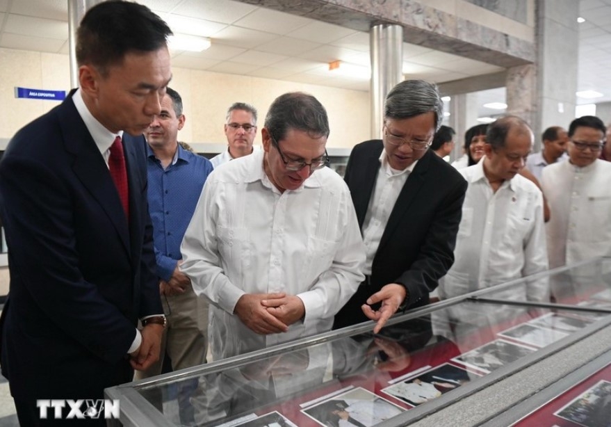 Vietnamese Ambassador to Cuba Le Quang Long (third from left) and Cuban Minister of Foreign Affairs Bruno Rodríguez Parrilla (second from left) visit the exhibition (Photo: VNA)