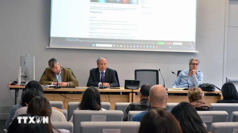 Vietnamese Ambassador to France Dinh Toan Thang (centre) speaks at the workshop