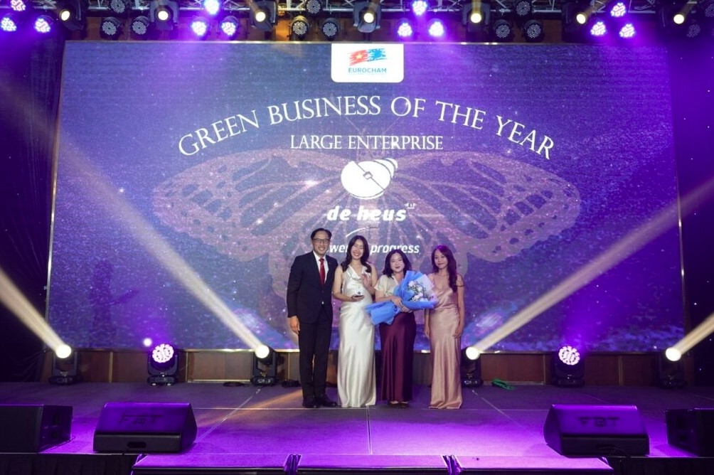 The Green Business of the Year Award is presented to De Heus Vietnam Co., Ltd in the large enterprise category