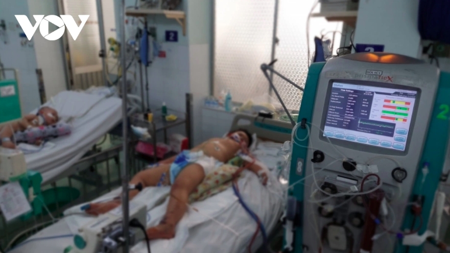 A dengue patient receives treatment at a Hanoi hospital