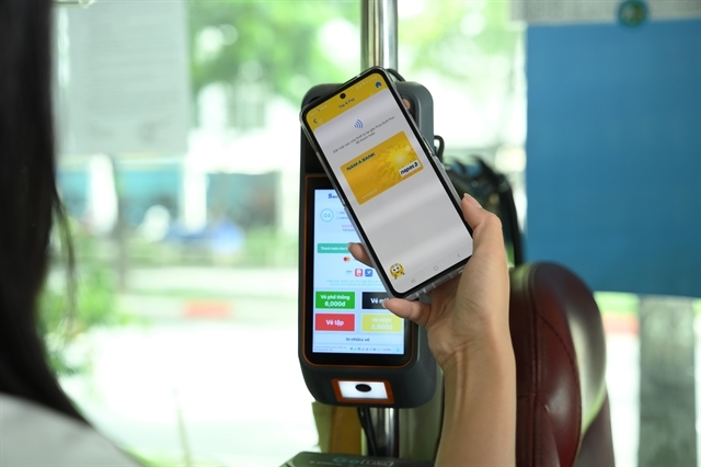 Several banks have digitised NAPAS cards, allowing passengers to tap and pay for bus fares. (Photo courtesy of NAPAS)