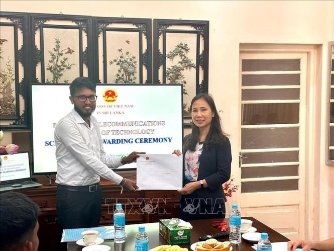 Vietnamese Ambassador to Sri Lanka Trinh Thi Tam presents scholarship to a Sri Lankan student (Photo: Vietnamese Embassy in Sri Lanka)