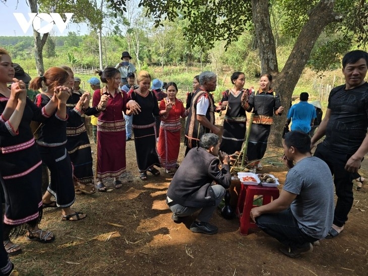 Villagers celebrate after the ceremony. (Photo: Hoang Qui/VOV-Central Highlands)