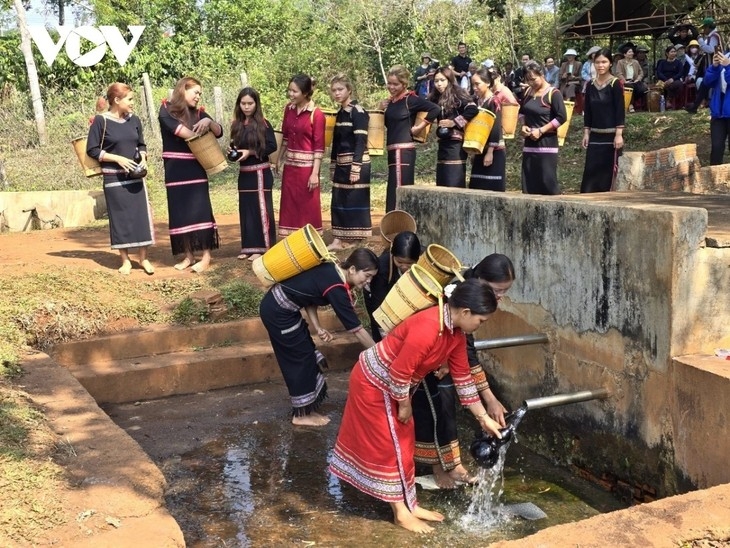 Jarad women fetch water for the rain praying ceremony. (Photo: Hoang Qui/VOV-Central Highlands)